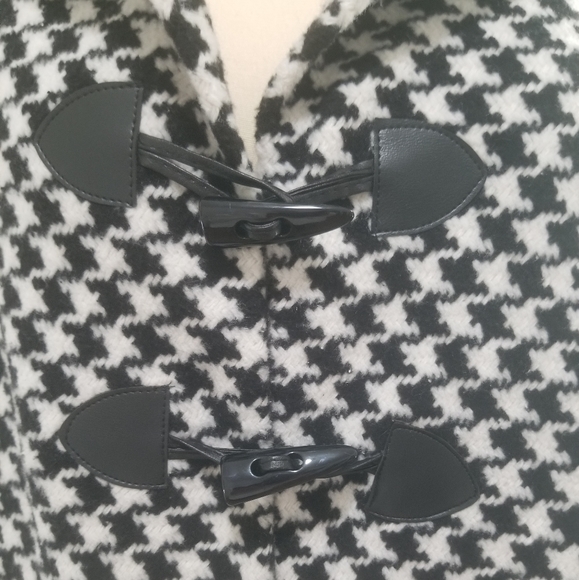 Classic Black and white wool cape - Picture 5 of 8